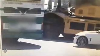 北市公車、吊車車禍「吊臂直接插入」