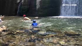 北埔冷泉消暑撈蝦 民眾發現鐵線蟲現蹤