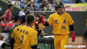 ▲中信兄弟一壘手蘇緯達敲出陽春砲。（圖／記者劉彥池攝影）
