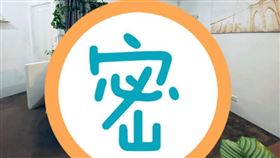 寇蒂2個月沒疊衣服，客廳的衣服已經堆成小山。（圖／翻攝自Kodie Quinlivan） 