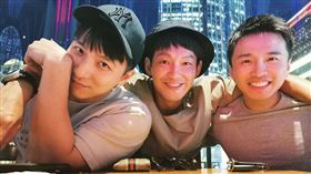 小煜（左起）成為人夫，威廉、阿緯紛紛獻上祝福。（圖／翻攝自IG）