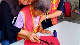 雲林嬤圓夢！101歲寫下人生第一字(圖/翻攝畫面)