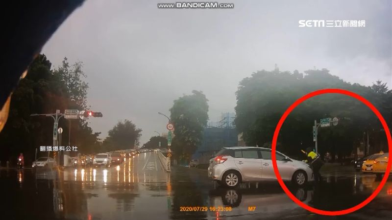 轎車無視指揮硬闖　撞到警察才停車