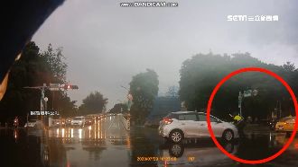 轎車無視指揮硬闖　撞到警察才停車