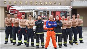 苗縣消防局首推形象月曆（1）苗栗縣消防局將首度推出2021年消防形象月曆，近日正拍攝中，縣長徐耀昌（前中）身著消防特搜制服，兩旁巾幗不讓鬚眉的女隊員及陽光帥氣的消防猛男一字排開，吸引不少網友按讚。（苗栗縣政府提供）中央社記者管瑞平傳真　109年7月29日