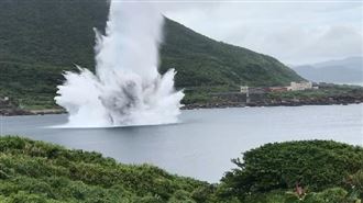 卯澳灣未爆彈引爆　超高水柱直衝天際