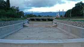 三面光工法整治台東野溪　環團批不友善生態台東縣海端鄉布農族文化館旁的野溪最近整治完工，不過環保團體發現採用「三面光」工法，也就是溪底和兩旁都是水泥工程，相當不友善生態。（民眾提供）中央社記者盧太城台東傳真　109年7月29日