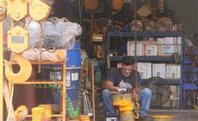 台經院30日發布製造業景氣燈號，6月製造業燈號續亮代表衰退的藍燈，預估下半年景氣燈號將轉為黃藍燈，製造業正逐步復甦。（中央社檔案照片）