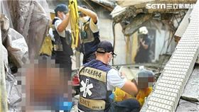 高雄市大樓翻修工程發生8樓牆面倒塌意外。（圖／翻攝畫面）