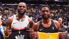LeBron James與Dwyane Wade互換球衣（圖／翻攝自NBA官方推特）