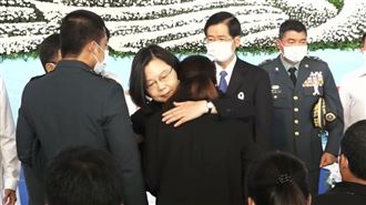 陸軍2官兵殞命　小英這動作令人鼻酸