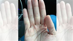 醫護人員的手。（圖／翻攝自爆怨公社）