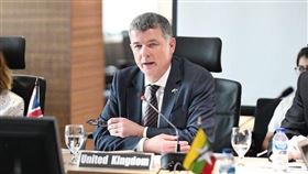 面對中國和俄羅斯的間諜活動，西方國家試著加強防禦之際，英國29日任命職業外交官、情報官摩爾擔任MI6新處長。（圖取自twitter.com/ukpoldirrichard）