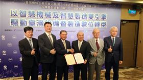 機械公會結盟電電公會  加速數位轉型機械公會30日與電電公會舉行結盟簽約儀式，加速設備暨製造數位轉型。圖為機械公會理事長柯拔希（右3）與電電公會理事長李詩欽（左3）。中央社記者鍾榮峰攝  109年7月30日