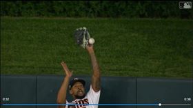 ▲雙城中外野手巴克斯頓（Byron Buxton）接殺變助攻。（圖／翻攝自MLB官網）