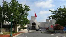 「華盛頓時報」引述美國國務院高層官員透露，川普政府準備要求中國大幅減少派駐美國的外交人員，減至與美國駐中的對等人數。圖為位於華府的中國大使館。（中央社檔案照片）