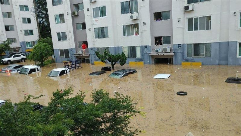 雨彈狂炸南韓！水深及腰55台車滅頂
