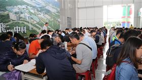中科園區8/1舉辦聯合徵才活動台中市勞工局與中部科學園區管理局攜手，8月1日將舉辦中科園區聯合徵才活動，包括台積電等20家業者提供逾700個工作機會，最高薪資上看新台幣8萬3000元。（中科管理局提供）中央社記者郝雪卿傳真  109年7月30日