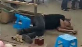 大陸男子賣蛇藥被蛇咬。（圖／翻攝觀察者網微博）