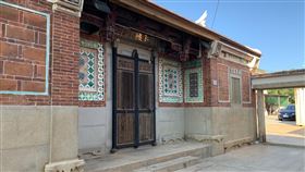 金門大地吳心泉宅修復　規劃成景點金門縣縣定古蹟大地吳心泉宅位於金沙鎮大地自然村，混合傳統及洋樓建築特色，充分代表1920年代金門盛行的閩洋折衷僑匯建築形式，具有高度的歷史與藝術價值，縣府將規劃為觀光景點。（金門縣文化局提供）中央社記者李先鳳傳真　109年7月30日