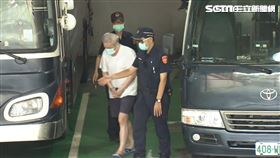 ▲張綱維遭檢方起訴，全案移審台北地方法院，張綱維步下囚車，卻被發現竟然成了「白髮阿伯」。（圖／翻攝畫面）