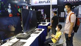 疫情助力  中國遊戲市場上半年成長22%30日發布的中國最新報告指出，2020年上半年，中國遊戲市場實際銷售收入成長22.34%，疫情反成助力。圖為17日在上海舉行的中國國際動漫遊戲博覽會，一對父子在試玩遊戲。（中新社提供）中央社  109年7月30日