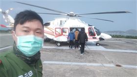 李問搭直升機揪黨員（翻攝自李問臉書）