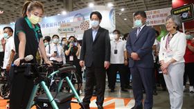 賴副總統參觀台灣輔具暨長照大展（1）台灣輔具暨長期照護大展30日在南港展覽館登場，副總統賴清德（前右3）與衛福部長陳時中（前右2）參觀展場。中央社記者鄭傑文攝　109年7月30日