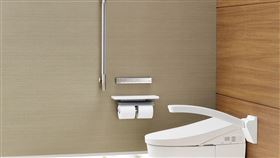 ▲高齡健康者居家舒適衛浴方案，選用全自動馬桶，自動感應沖水或以遙控器操作。（圖／業者提供）