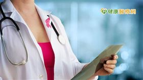 醫師呼籲，乳癌不是絕症，配合醫院正規抗癌治療，生存機會很高，甚至可以長期穩定病情，日常生活與一般人無異。