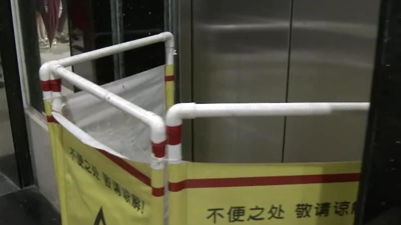 電梯失速他3秒飛天　撞碎不鏽鋼骨折