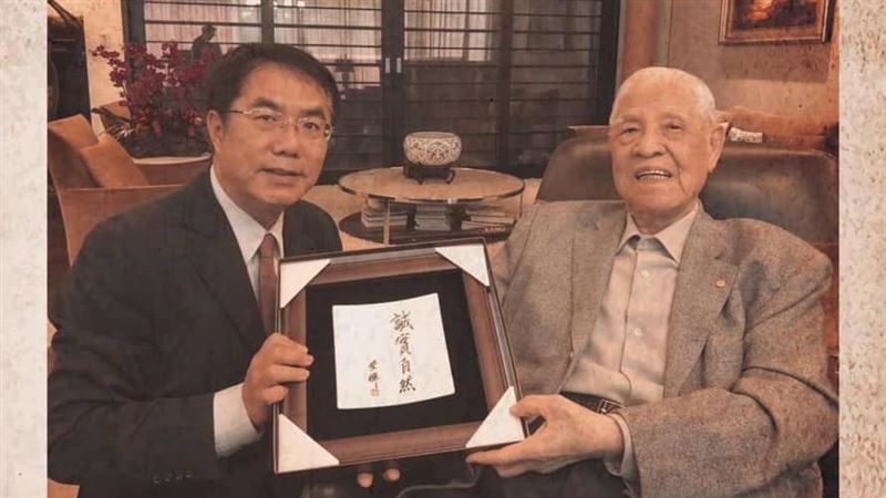 曾受贈墨寶…黃偉哲引聖經悼民主之父