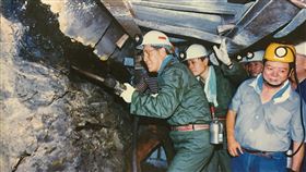 李登輝省主席任內　深入礦坑體驗採煤（1）前總統李登輝（前左）早年於擔任台灣省主席任內，曾深入位於新北市瑞芳區的瑞三煤礦，體驗礦坑採煤辛苦。（新北市政府提供）中央社記者黃旭昇新北市傳真  109年7月30日