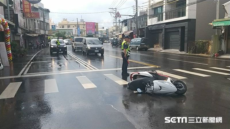 雨中遇車禍好無助　暖警幫指揮防再撞