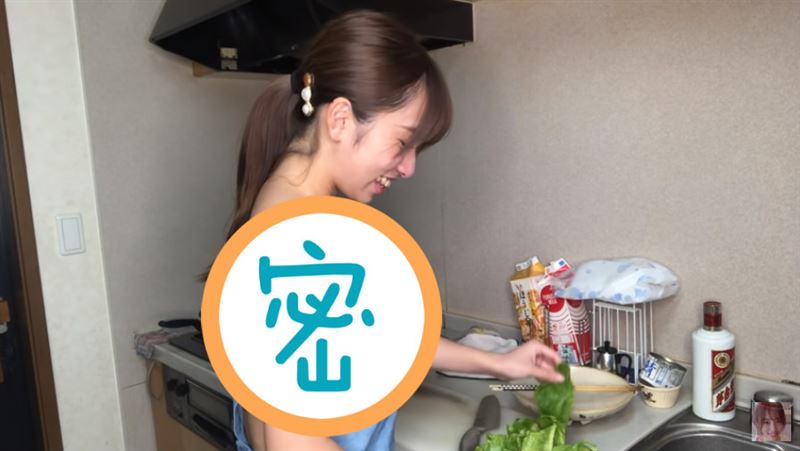 正妹穿裸體圍裙做菜　網看完全程羞爆