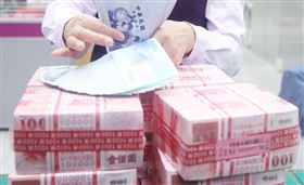 央行表示，雖然疫情陰影未散去，但理事一致認同不降息的關鍵，除了保留未來政策空間、再降息將持續影響銀行業獲利，且長期低利率有不良影響，政策應更審慎。（中央社）