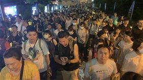 澎湖各地滿滿人潮。（圖／記者陳宜加攝影）