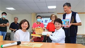 盧秀燕挺弱勢　三倍券買彈珠台轉贈親子館　台中市長盧秀燕（前右）術後行動仍不便，30日坐著輪椅到環保木工坊「新窩工坊」，持振興三倍券購買學員手工打造的木製彈珠台，將轉贈台中9間親子館，做為小朋友的遊戲玩具。中央社記者郝雪卿攝　109年7月30日