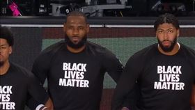 LeBron James與Anthony Davis單膝下跪。（圖／翻攝自NBA推特）