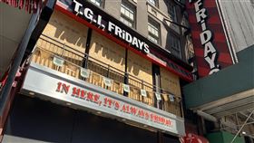 疫情陰影籠罩  紐約餐廳難復業拖累復甦美國商務部30日公布，第2季經濟折合年率萎縮32.9%，打破紀錄。紐約時報廣場附近的星期五美式餐廳持續停業，凸顯新型冠狀病毒疫情期間景氣難以復甦。中央社記者尹俊傑紐約攝  109年7月31日