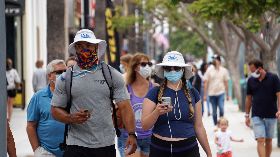 美國疫情未解  民眾戴口罩逛街
