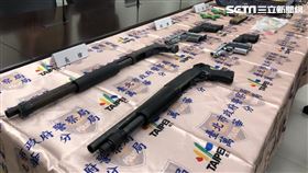 台北市萬華分局查獲竹聯幫信堂的小型軍火庫。（圖／記者楊忠翰攝影）