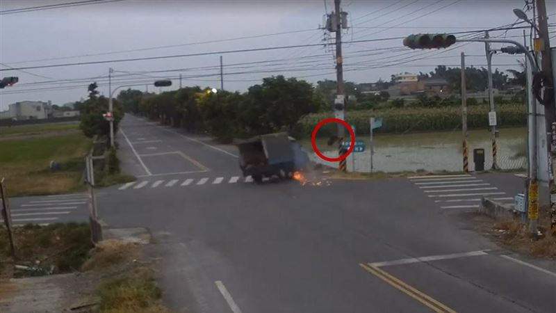 死亡路口　貨車撞機車驚悚畫面曝光！