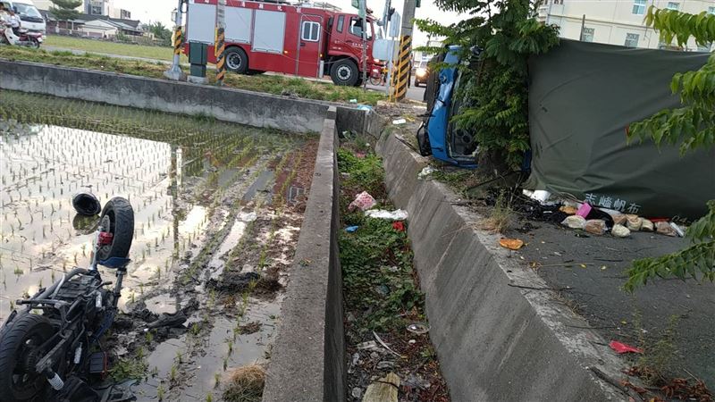 快訊／彰化小貨車對撞機車　2人雙亡