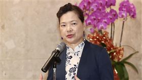 藍質疑中油印尼考察透過中間人　王美花：不認識國民黨質疑中油新南向投資是透過人力仲介揚運集團安排訪問印尼，經濟部長王美花（圖）23日在經濟部受訪表示，經濟部全程掌握國營事業到新南向國家投資狀況，也不認識揚運集團。中央社記者張皓安攝　109年7月23日