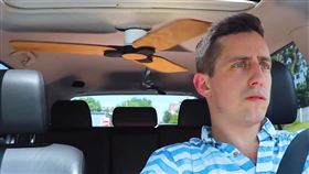 ▲美國網紅在車內安裝吊扇（圖／翻攝自Unnecessary Inventions Youtube）