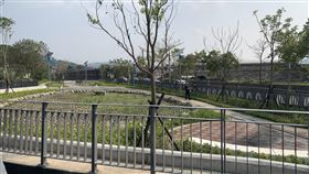 淨化污水營造景觀　綠美橋貓羅溪畔變身美麗公園南投市綠美橋下貓羅溪畔國有土地景觀改造，工程以污水淨化為重點之一，搭配景觀營造，原本長滿雜草的荒地變身成美麗河濱公園。（南投縣政府提供）中央社記者蕭博陽南投縣傳真　109年7月31日