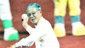 李登輝曾經幫中職開球。（圖／中職提供）