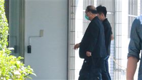 廖國棟疑涉賄介入SOGO經營權之爭　檢調約談朝野多名立委被控收賄介入SOGO經營權之爭，台北地檢署31日兵分多路搜索，並約談國民黨籍立委廖國棟（前）等人說明。中央社記者蕭博文攝　109年7月31日