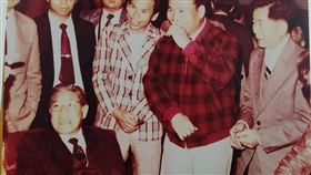 李登輝命名福鹿茶再造農村新生命（2）民國71年4月9日當時擔任省主席的李登輝（前左）造訪台東縣鹿野鄉永安村，替永安茶區命名為「福鹿茶」；讓夕陽農村旭日東升，製茶帶動地方繁榮。（新元昌紅茶產業文化館提供）中央社記者盧太城台東傳真  109年7月31日